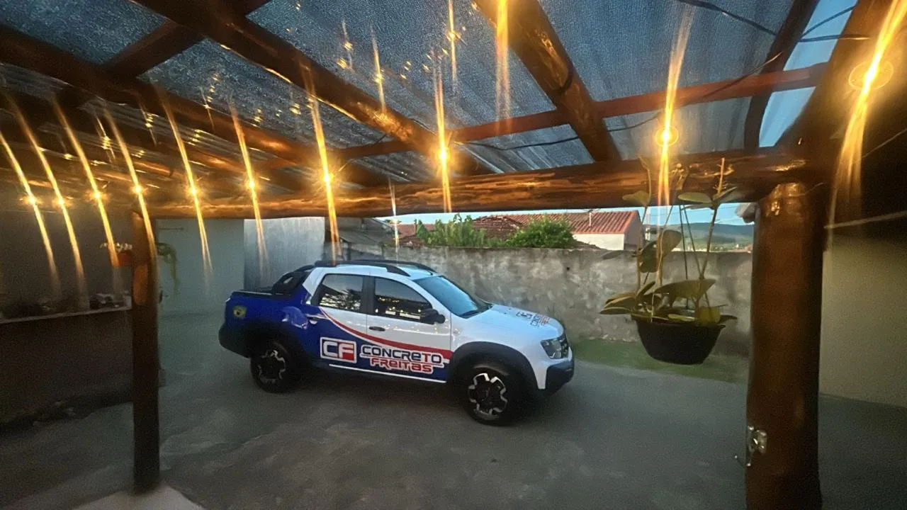 Veículo de atendimento com a identidade visual da Concreto Freitas estacionado em uma garagem