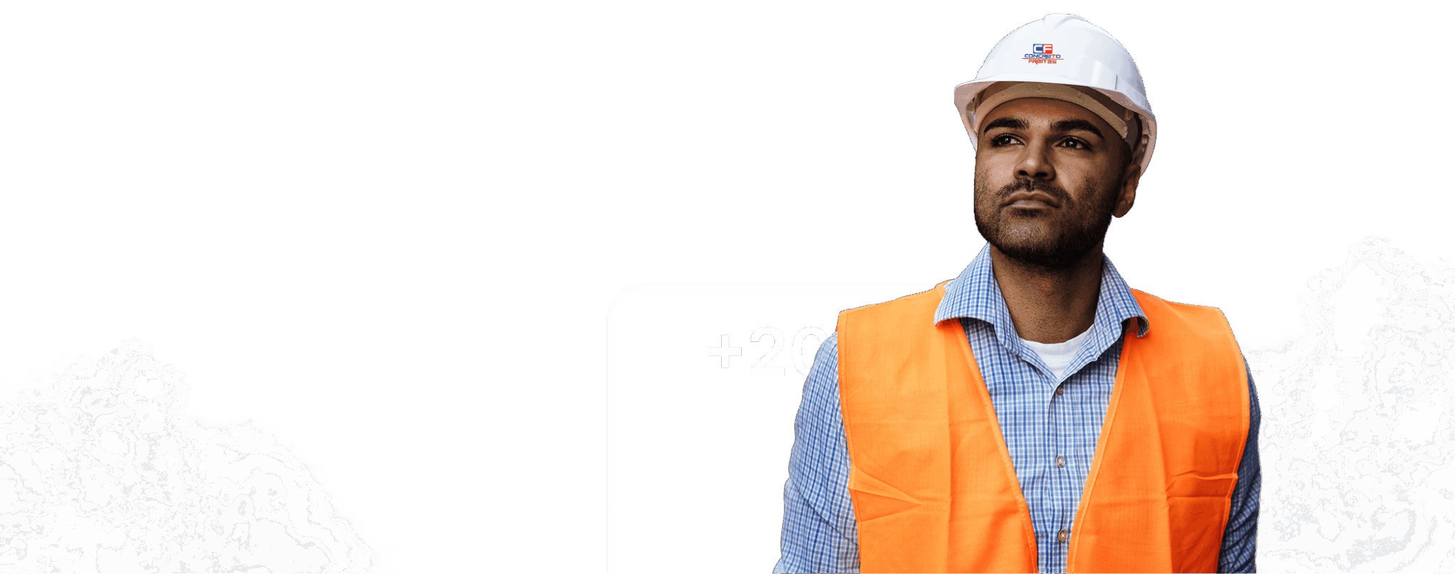 Operário da Concreto Freitas com capacete personalizado e colete laranja, indicador de +20 anos de experiência